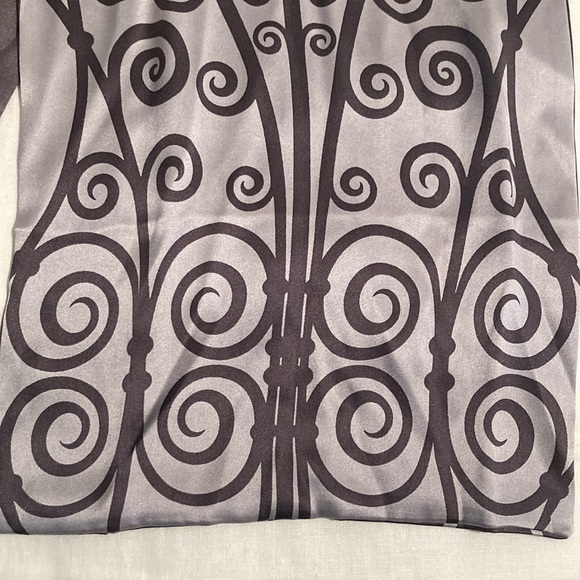 The Metropolitan Museum of Art scrolls silk scarf - Picture 9 of 16